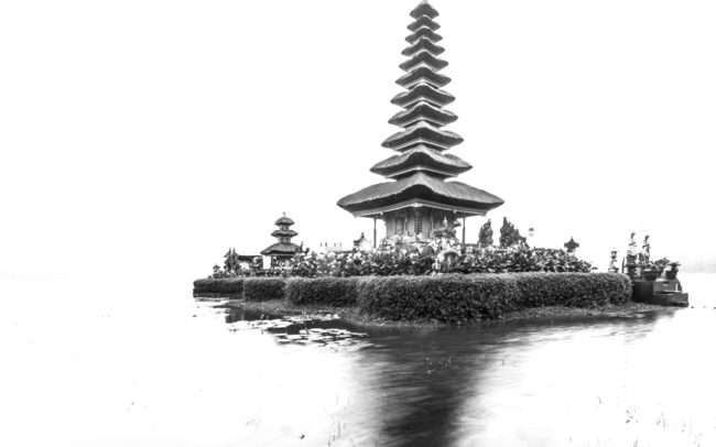 Danau Beratan Tempel am Wasser marcoschur.de marco schur fotografie leipzig indonesien bali